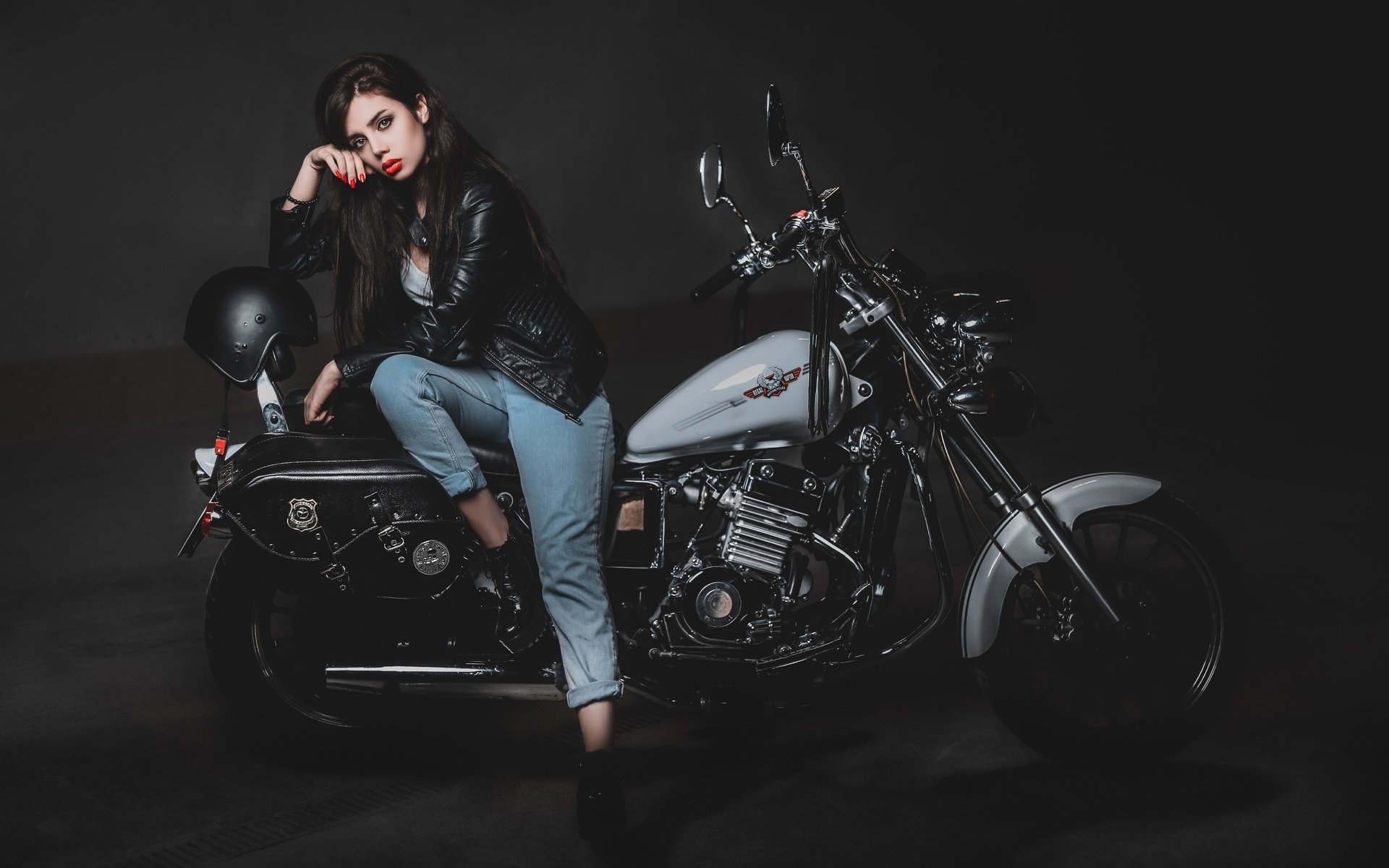 Biker girls: style and drive brings the glow — live moments in Kashgar