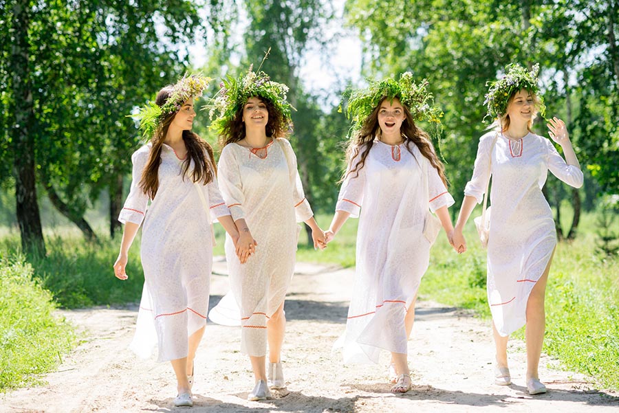 A cozy shot with Slavic girls — straight from Kashgar