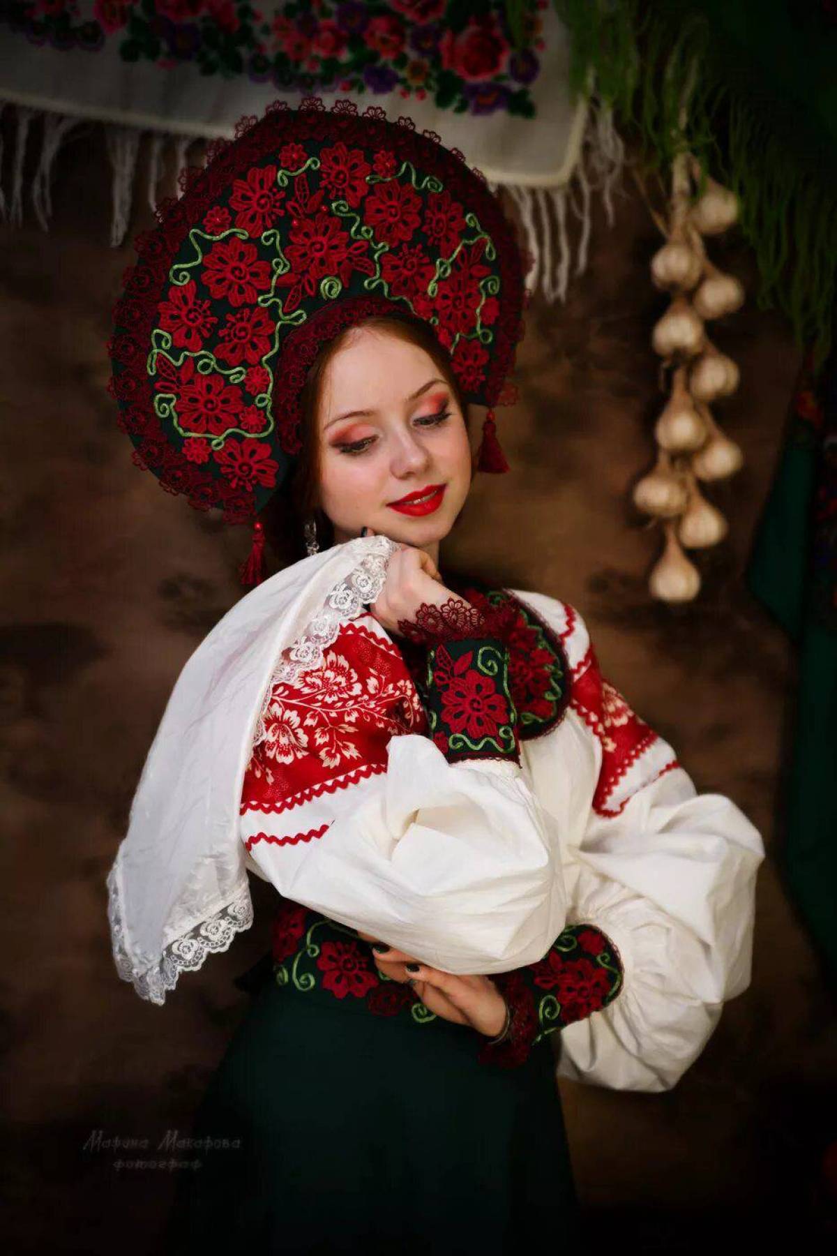 Take a pause and enjoy Women in Slavic costumes — streaming from Kashgar
