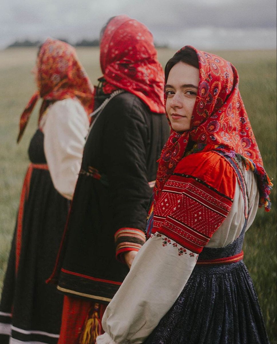 Women in Slavic costumes’s look of the day — catch her live in Kashgar